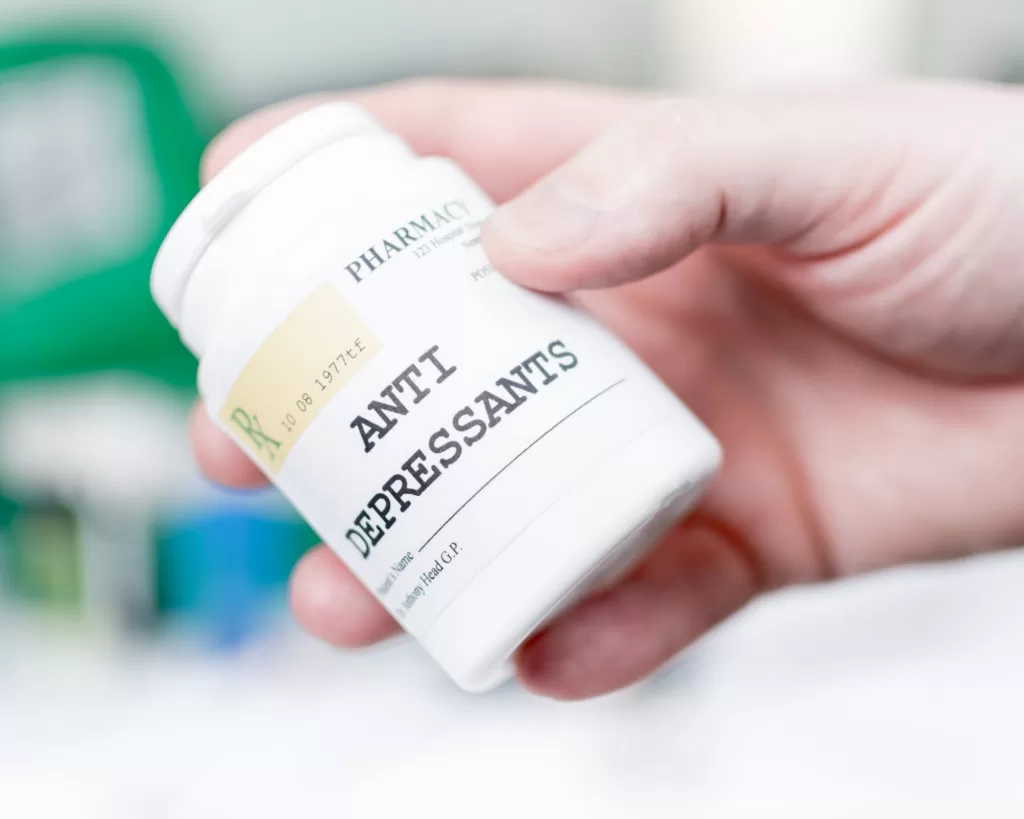 تصویری از یک یک قوطی داروی آنتی دپرسانتس در دست یک فرد که این دارو یکی از معروف ترین داروهای ضد افسردگی و درمان افسردگی می باشد. 